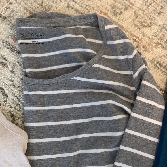 4 maternity tops - Picture 3 of 5